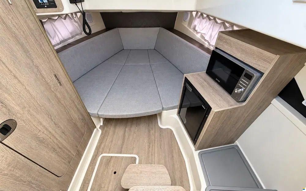 Quicksilver Activ 875 Sundeck