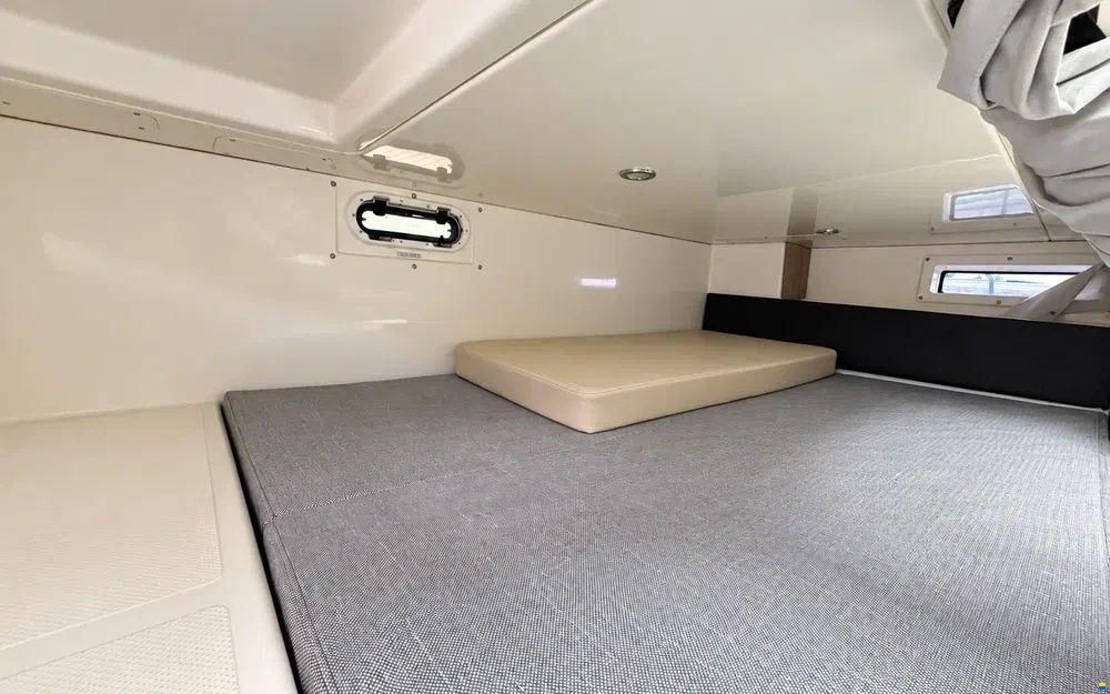 Quicksilver Activ 875 Sundeck