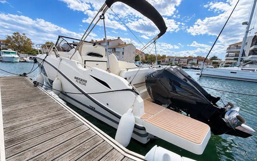Quicksilver Activ 875 Sundeck