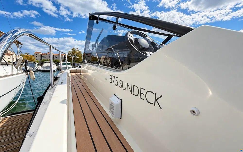 Quicksilver Activ 875 Sundeck
