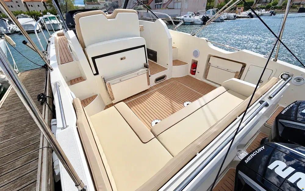 Quicksilver Activ 875 Sundeck