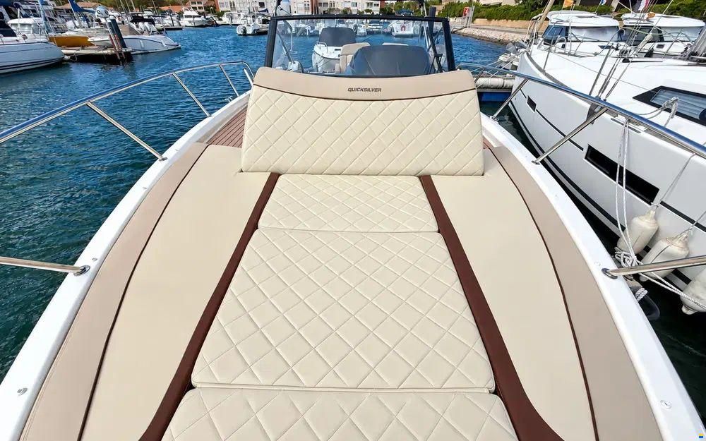 Quicksilver Activ 875 Sundeck