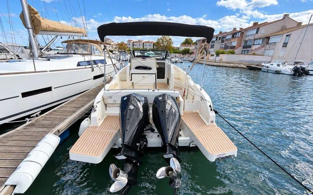 Quicksilver Activ 875 Sundeck