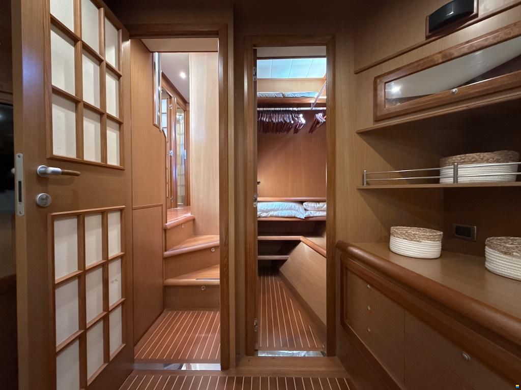 Mochi Craft Dolphin 64 Sun Top