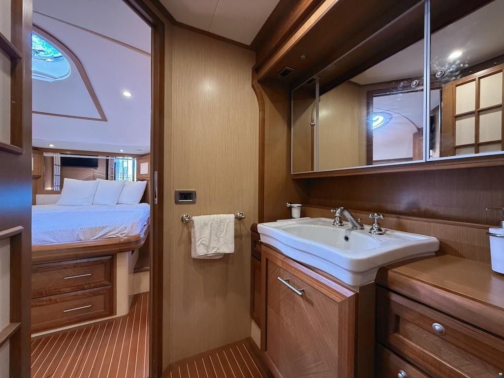Mochi Craft Dolphin 64 Sun Top