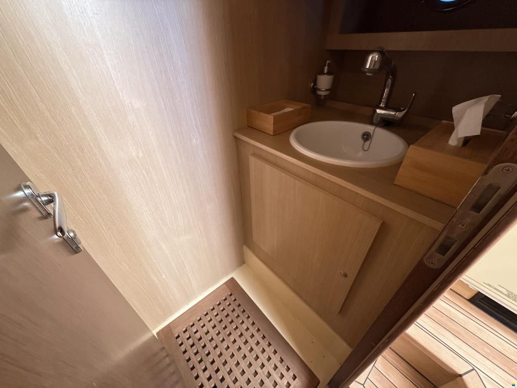 Mochi Craft Dolphin 64 Sun Top