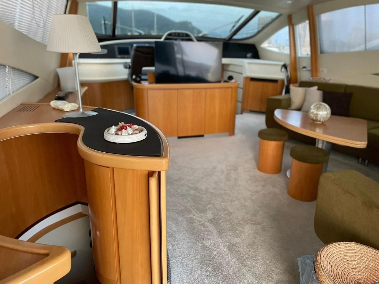 Pershing 76