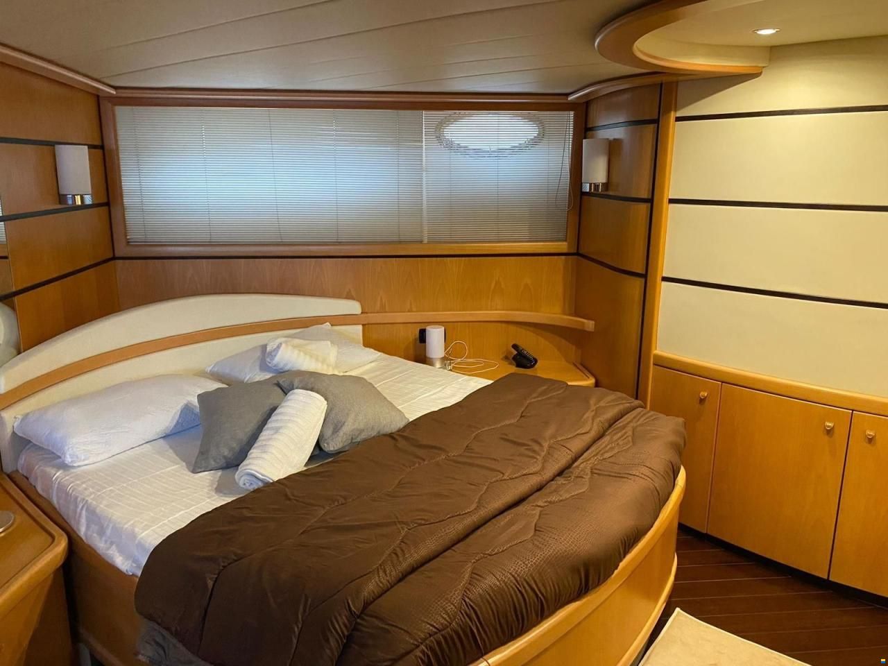 Pershing 76