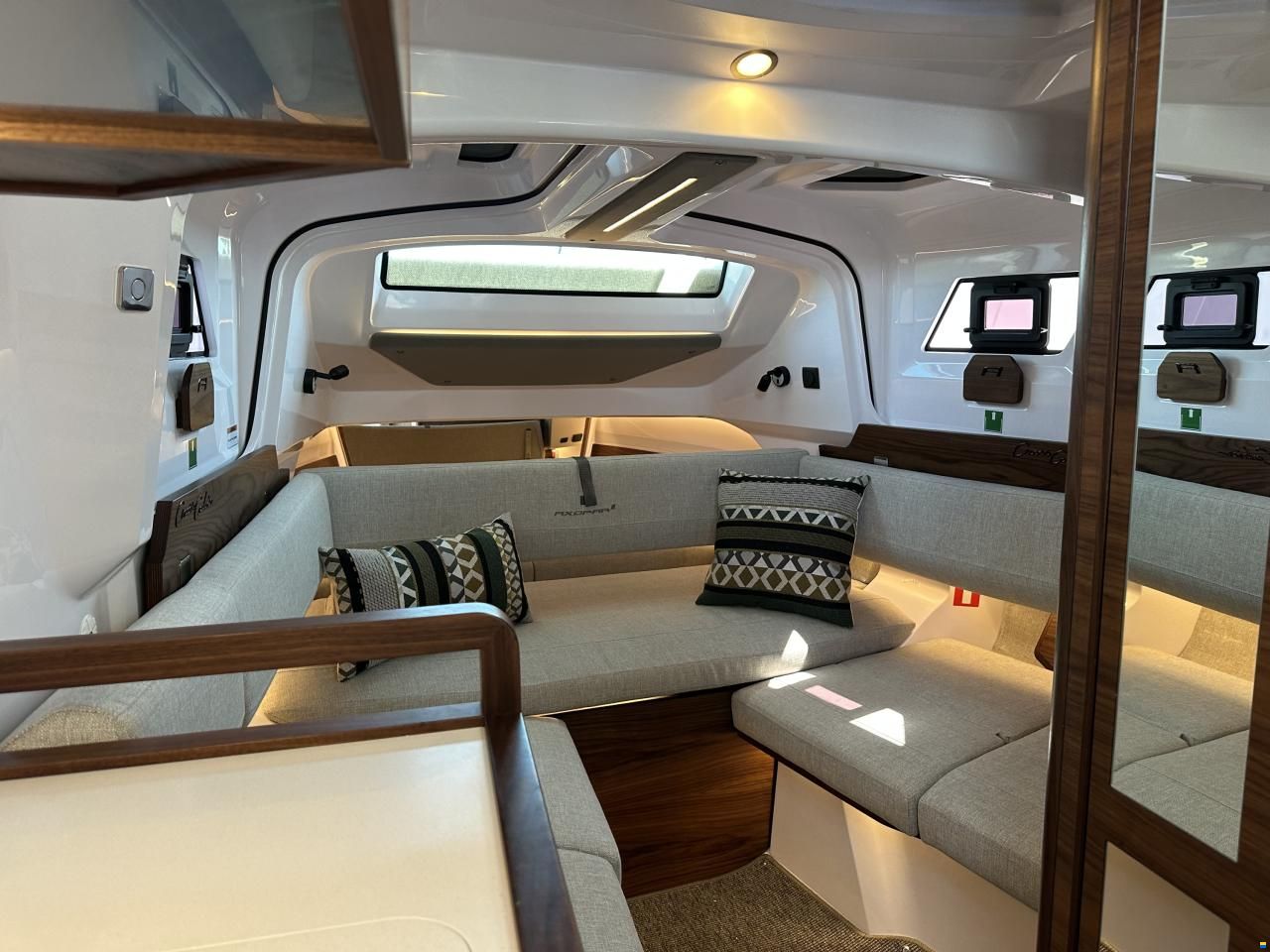 Axopar 38 XC Cross Cabin