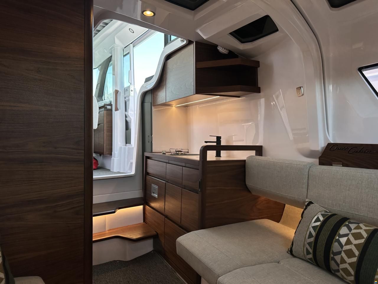 Axopar 38 XC Cross Cabin