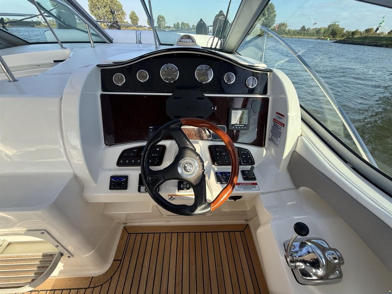 Sea Ray Sundancer 325