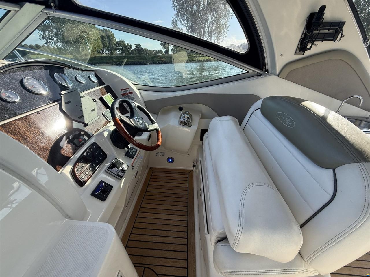 Sea Ray Sundancer 325