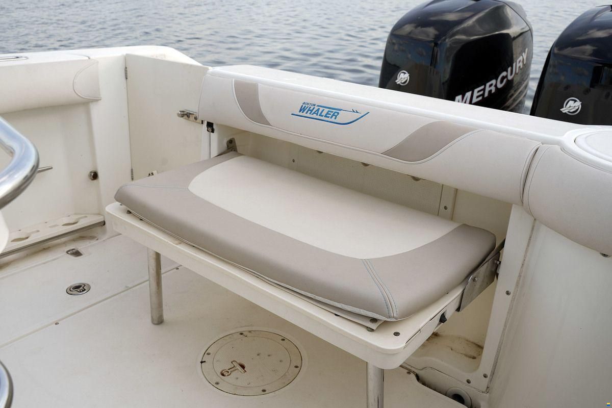Boston Whaler 270 Outrage