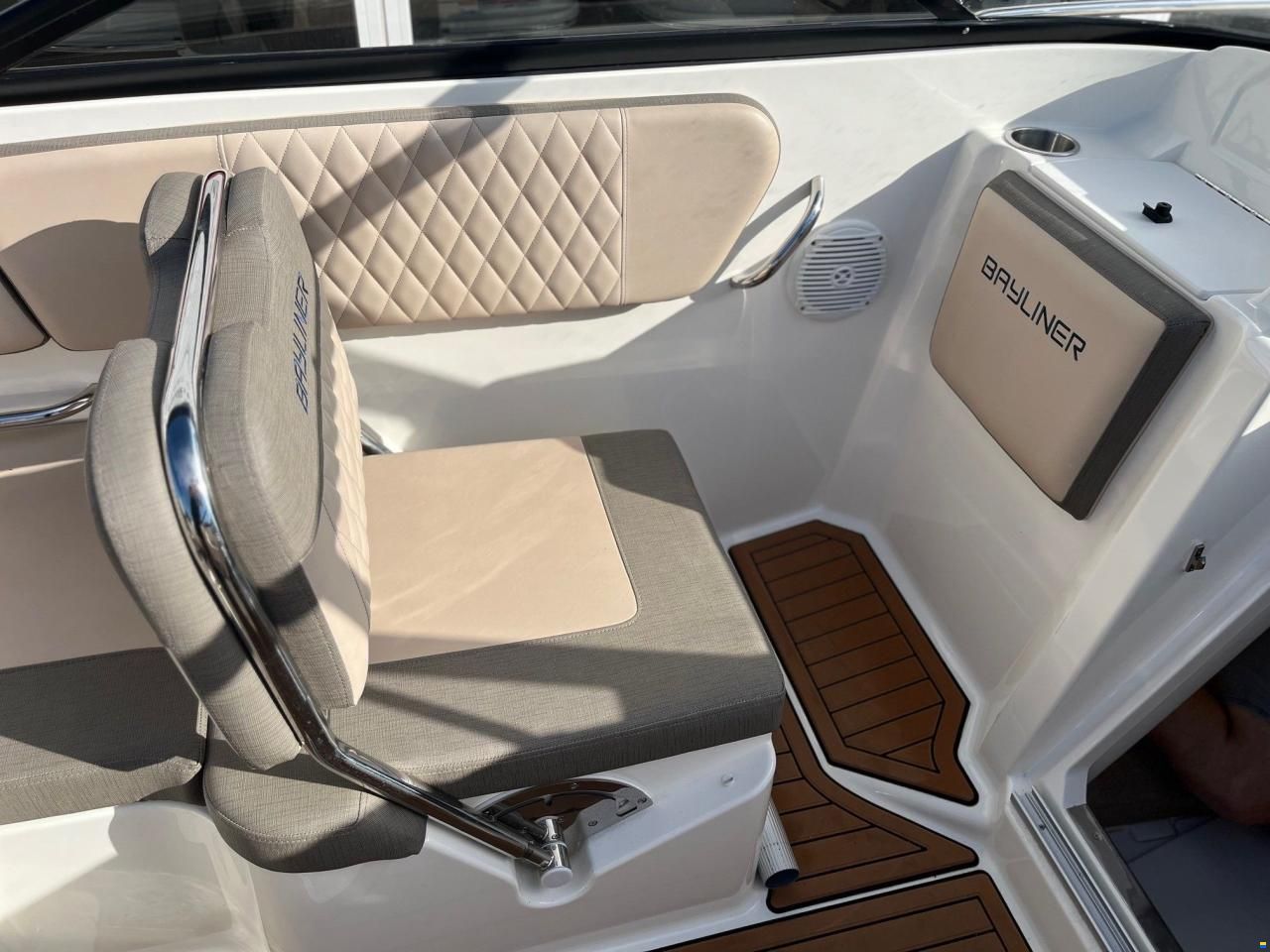 Bayliner VR5 Cuddy med Mercury  F225 V6 og 2500 k