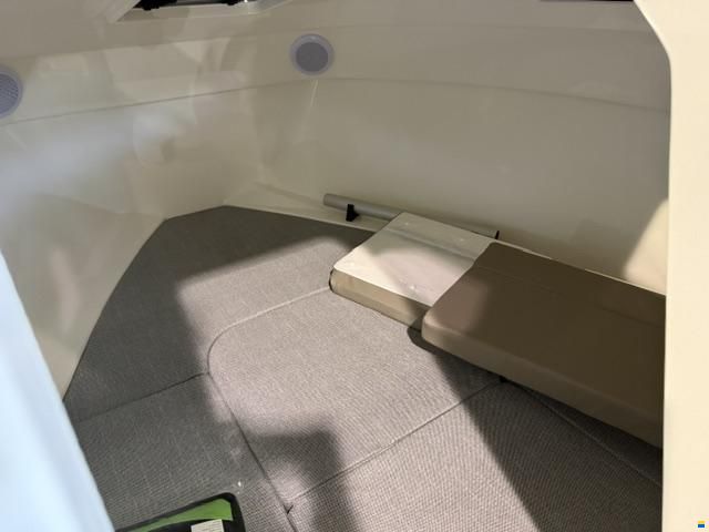 Quicksilver Activ 555 Cabin