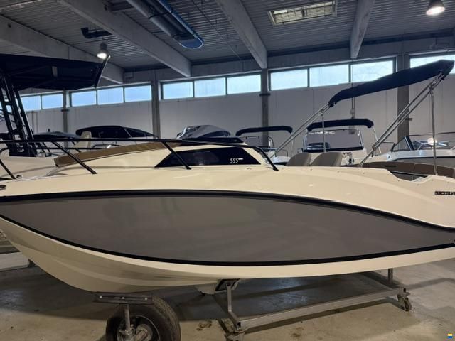 Quicksilver Activ 555 Cabin
