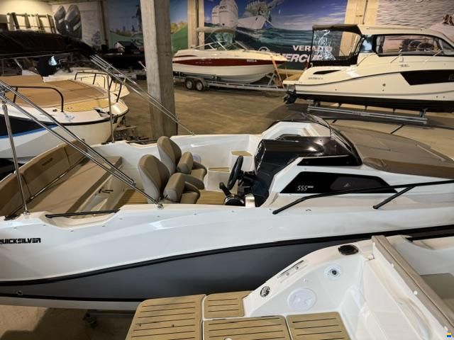 Quicksilver Activ 555 Cabin