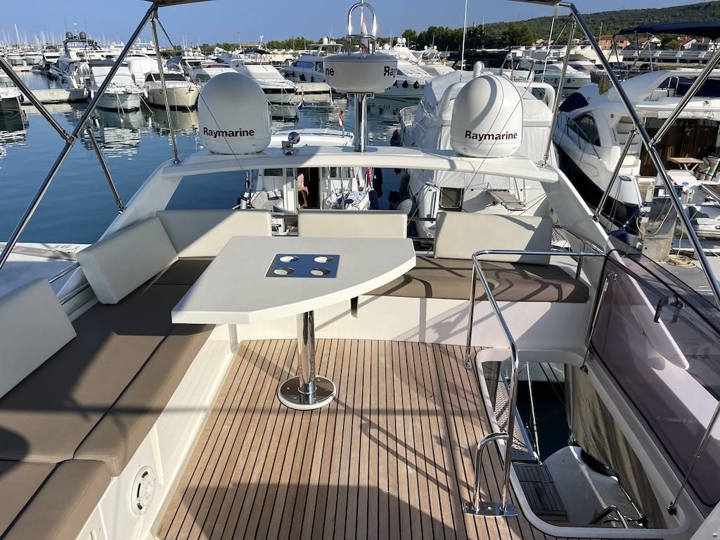 Prestige Flybridge 450