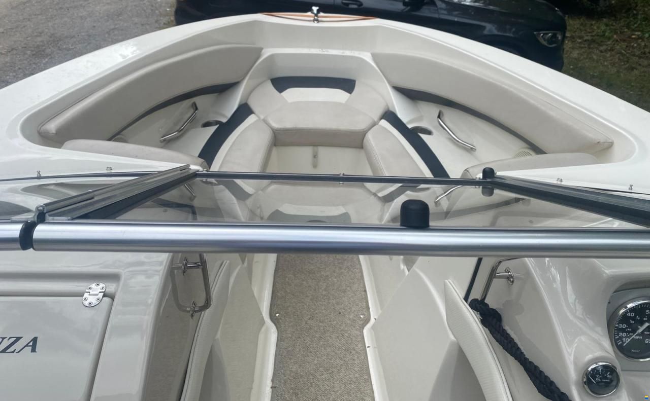 Larson Senza 226 Daycruiser
