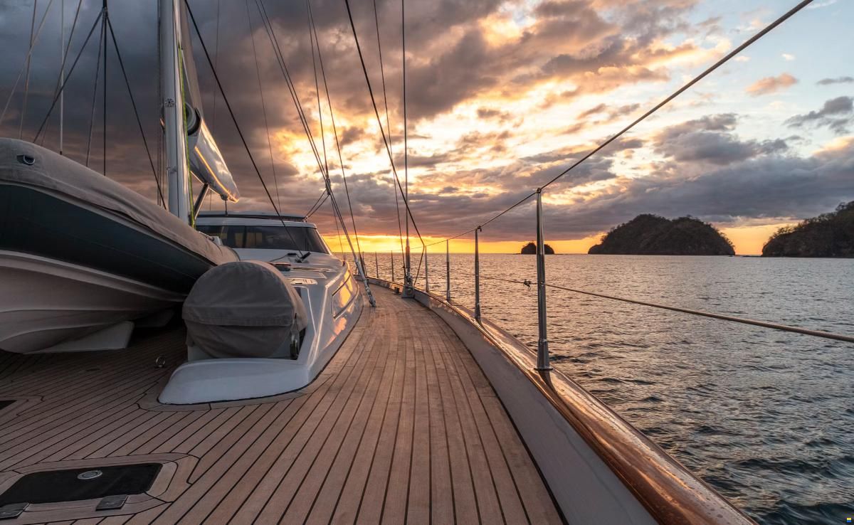 Alloy Yachts 35m