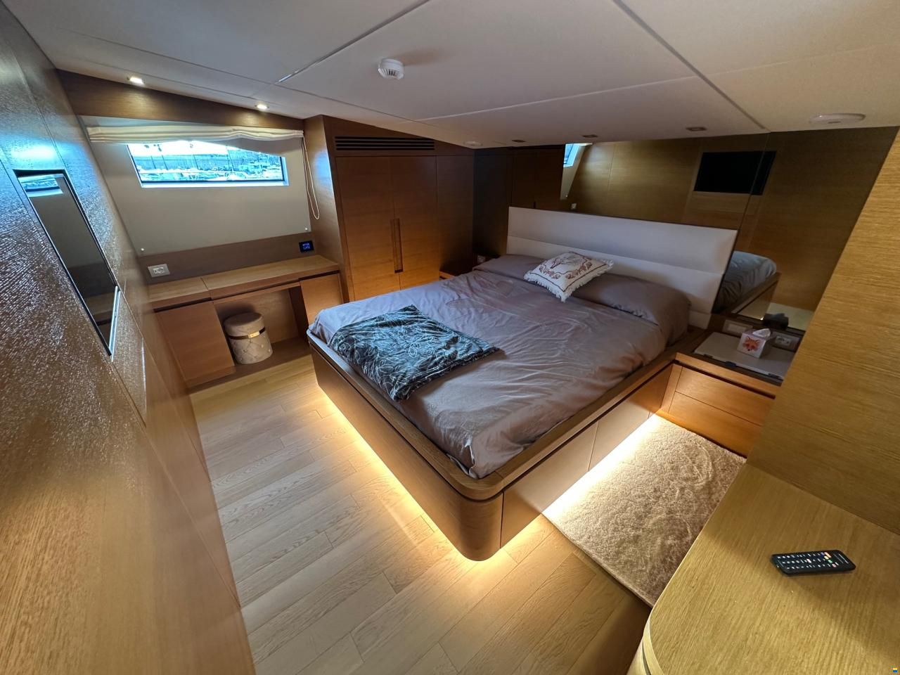 Falcon Yachts 102