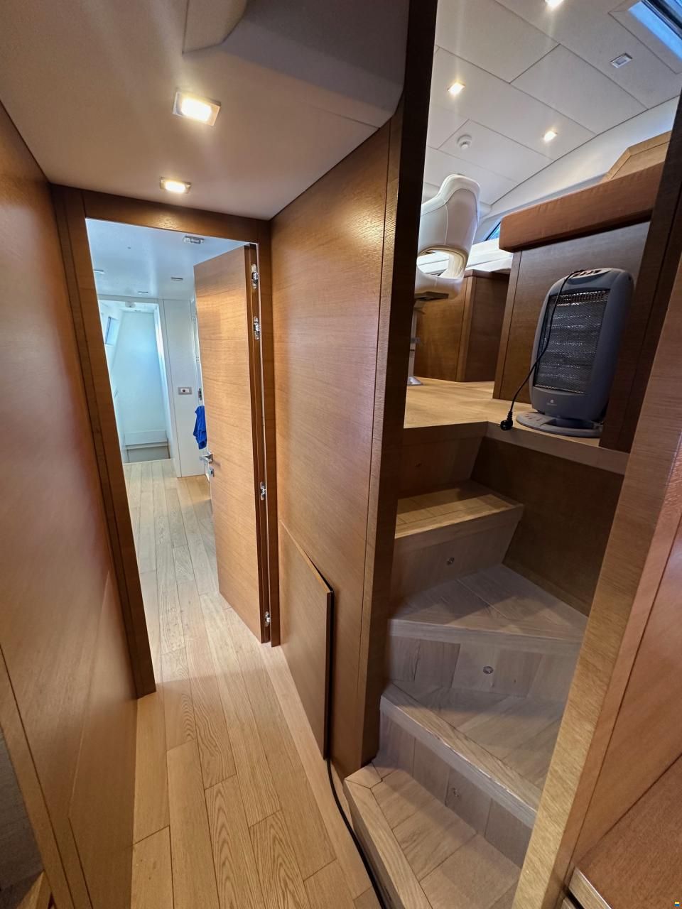 Falcon Yachts 102