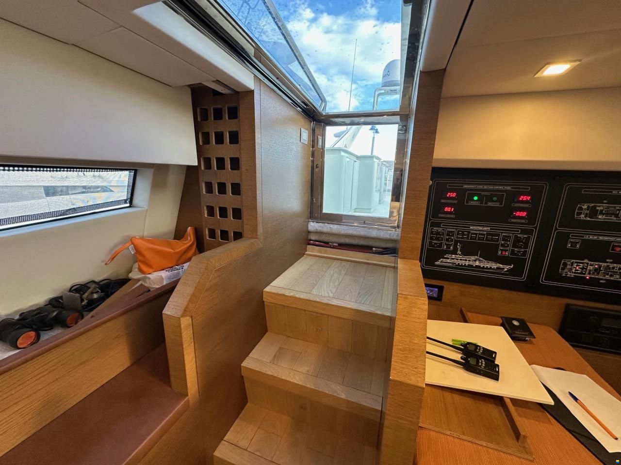 Falcon Yachts 102