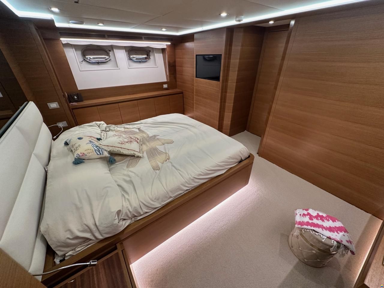 Falcon Yachts 102
