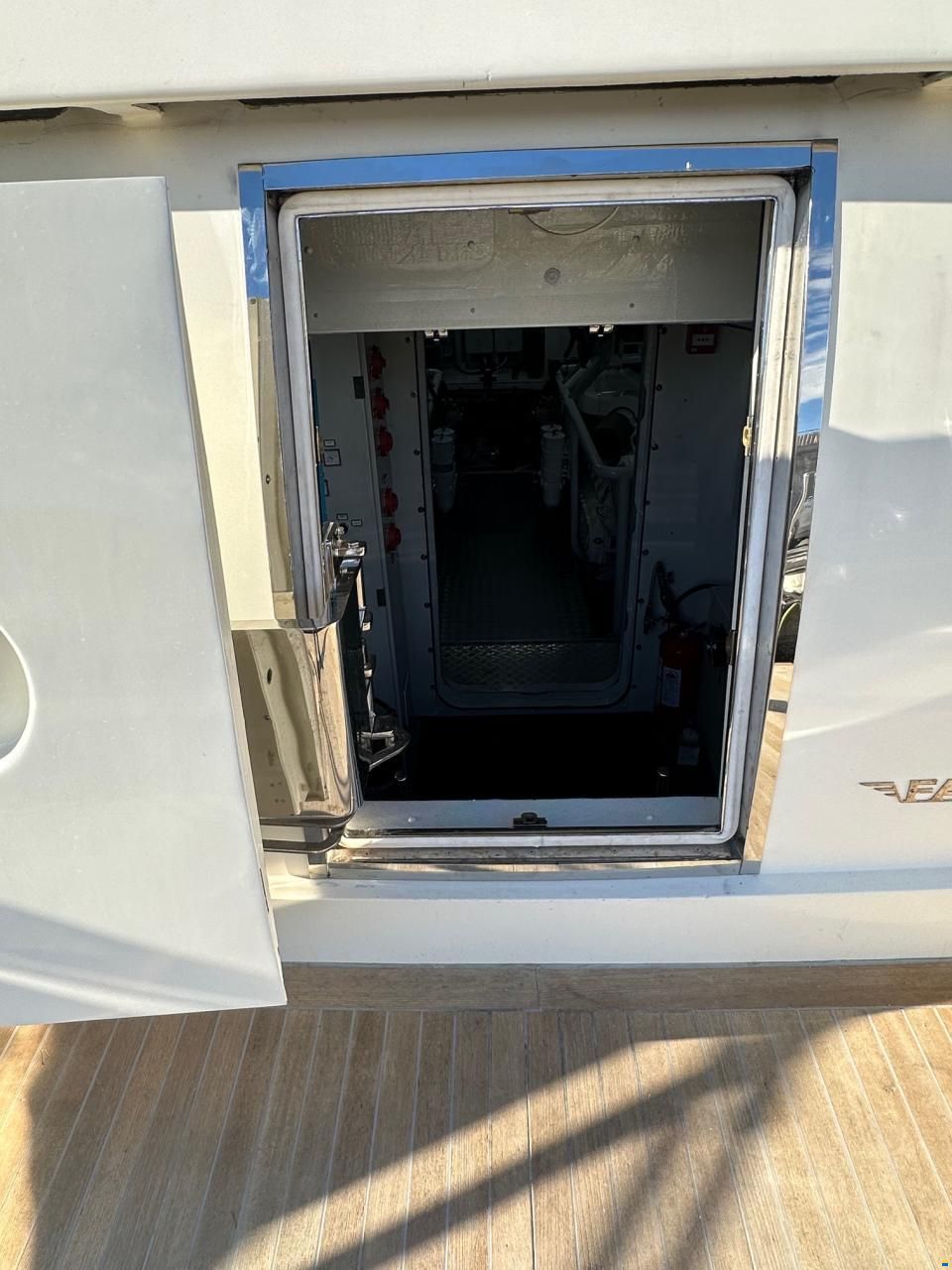 Falcon Yachts 102