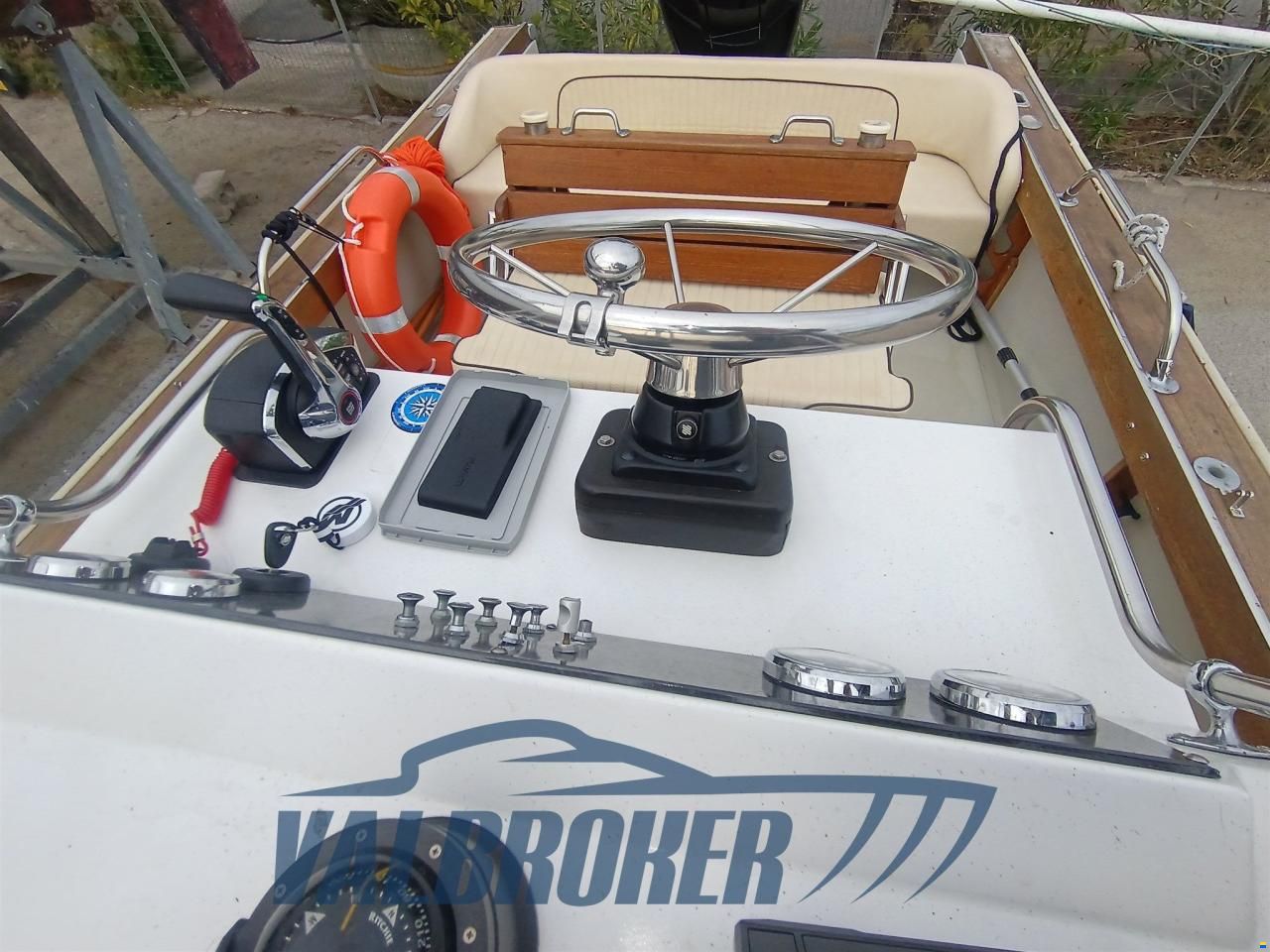 Boston Whaler OUTRAGE 22