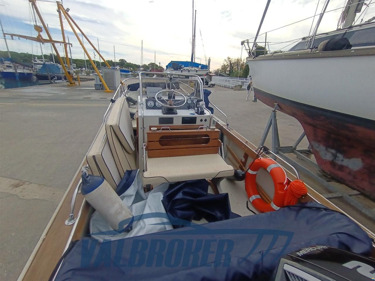 Boston Whaler OUTRAGE 22