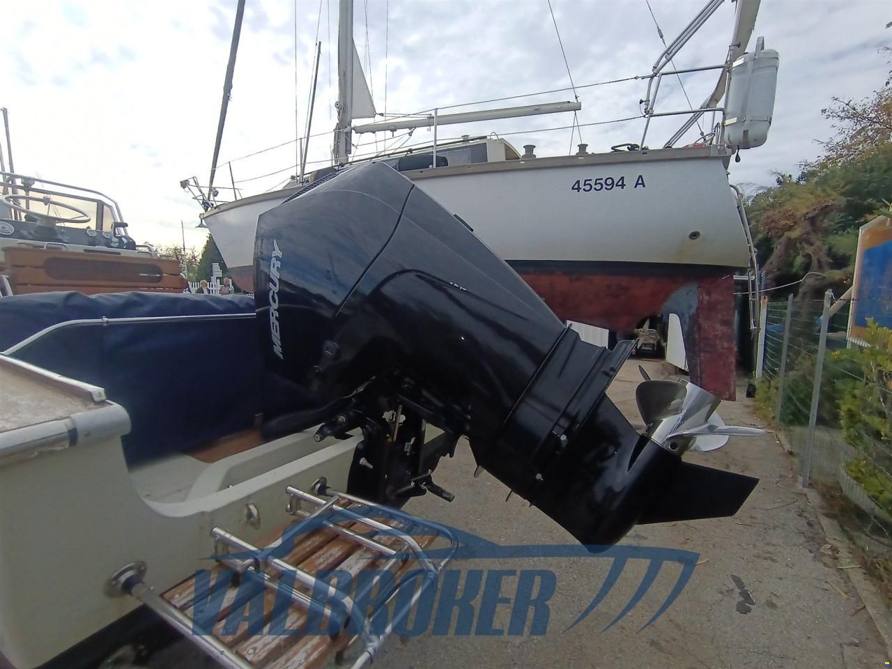 Boston Whaler OUTRAGE 22