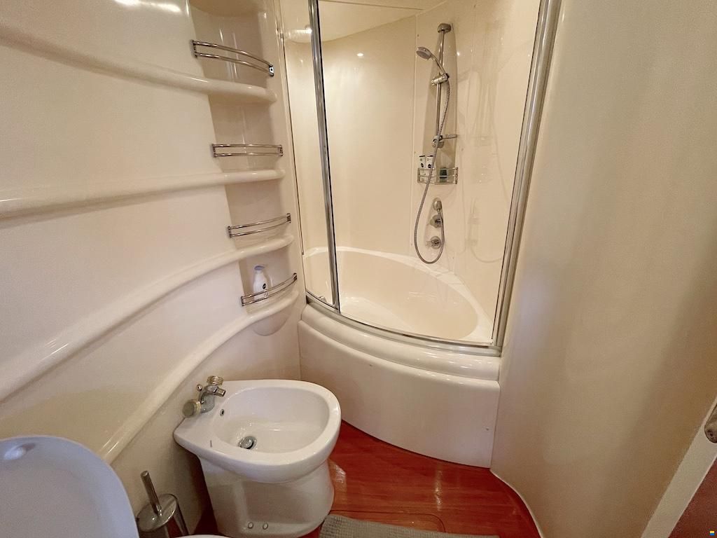 Azimut 68E