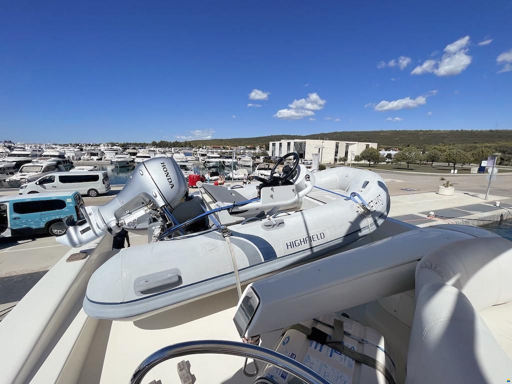 Azimut 68E