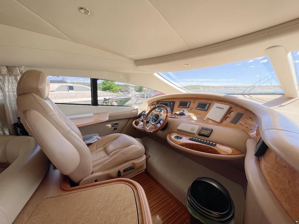 Azimut 68E