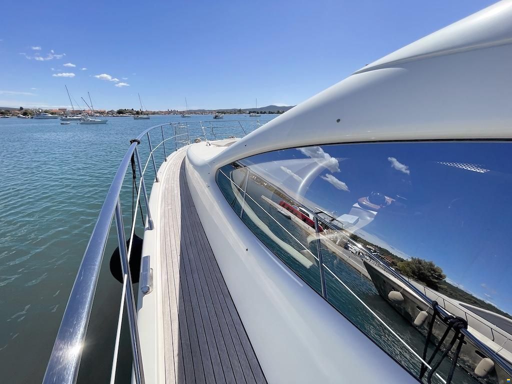 Azimut 68E