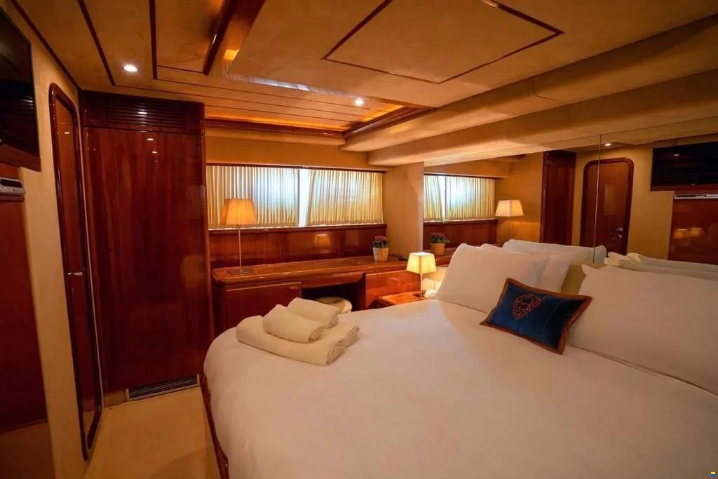 Ferretti 70