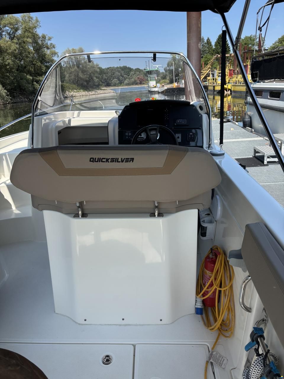 Quicksilver 805 Sundeck