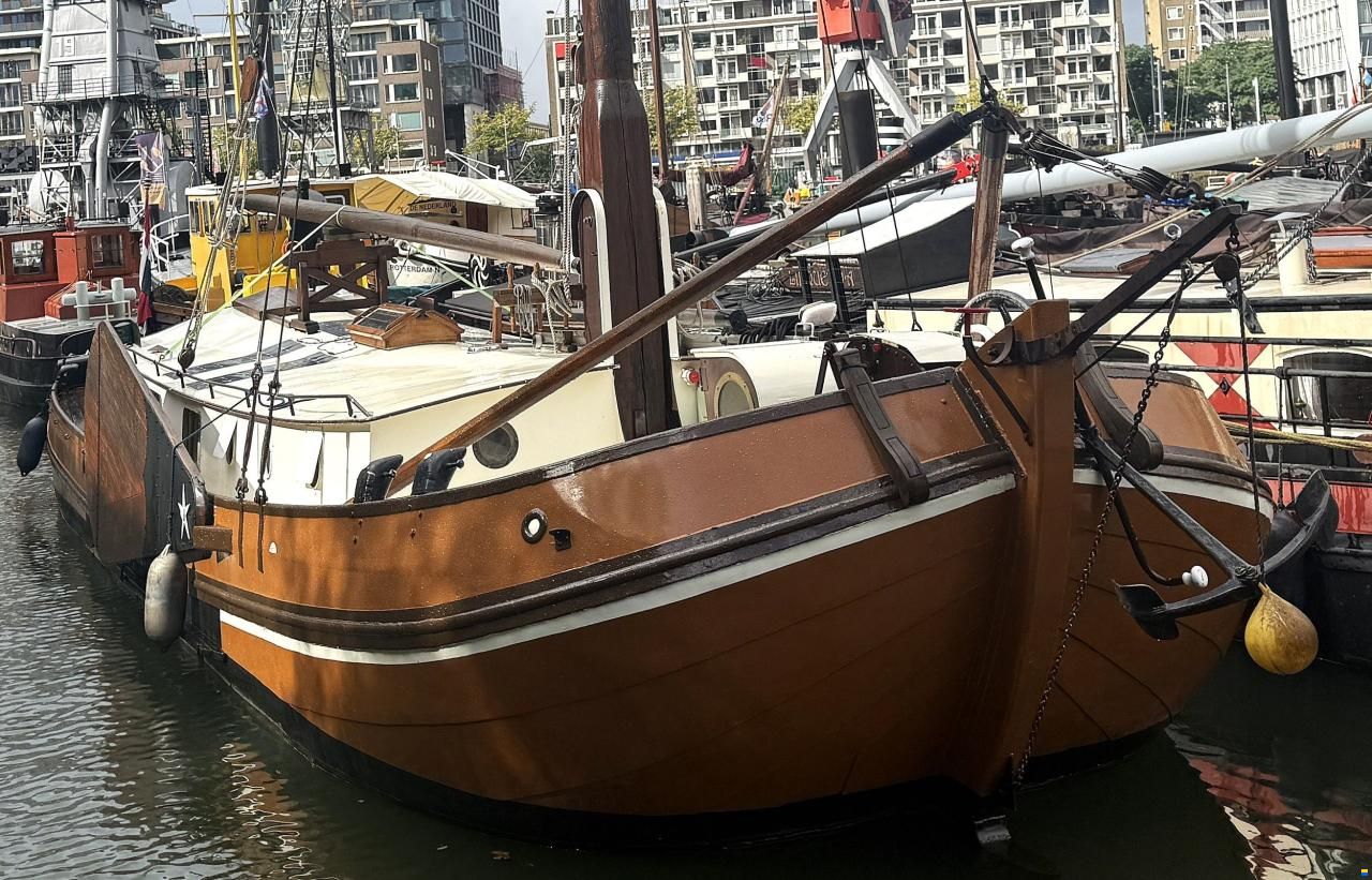 Tjalk Varend Woonschip
