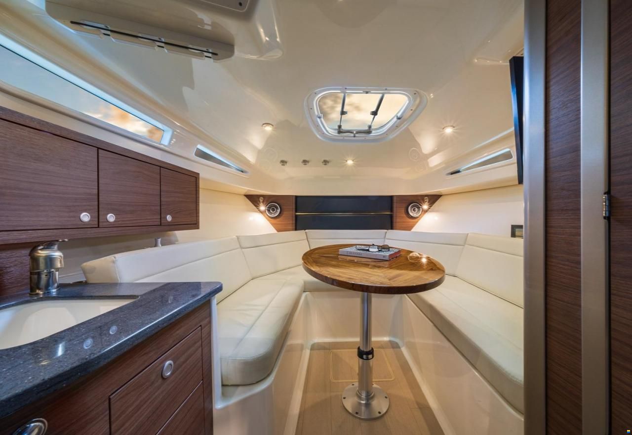 Boston Whaler 325 Conquest