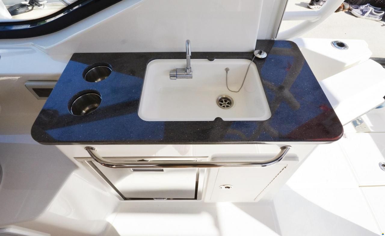 Boston Whaler 325 Conquest