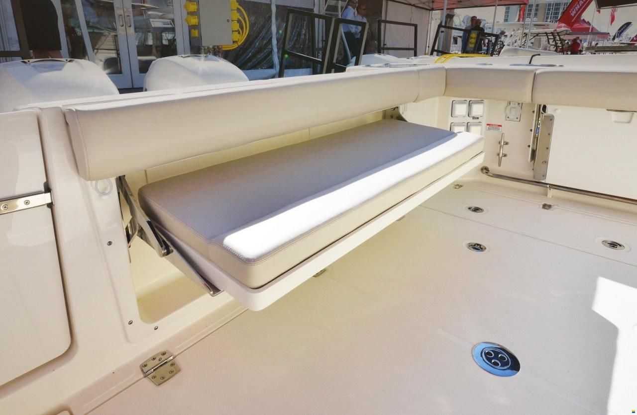 Boston Whaler 325 Conquest