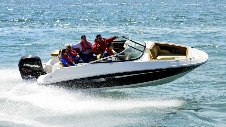 Sea Ray 220 Sundeck en test