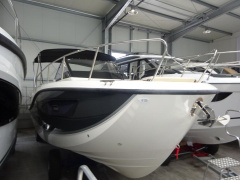 Quicksilver Activ 875 Sundeck