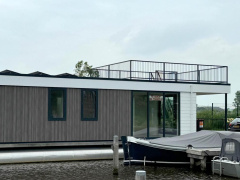 HHI Houseboat 1500 Exclusive var