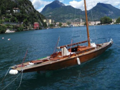 AL Custom Classic wooden boat