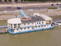 Hausboot 2 Apartments + 8 Büro-Räume