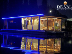 Custom Built Houseboat luxe motor