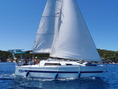 Alusegelboot mit elektrischem Hubkiel