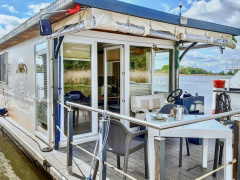 13m schwimmendes Apartment auf der Havel